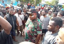 Antisipasi Kerusuhan Meluas Di Sinakma Wamena, TNI Bantu Mediasi Dan Tenangkan Warga FOTO: Dandim 1702/Jayawijaya Letkol Cpn Arhenius Murib saat menenangkan masyarakat Sinakma Wamena Kabupaten Jayawijaya terkait isu penculikan anak. Jumat (24/2)