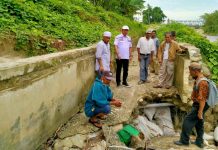 Gerak Cepat, DPRD Provinsi Andi Syafiuddin Tinjau Langsung Irigasi Pertanian yang Rusak di Lutra FOTO: Anggota DPRD Provinsi Sulawesi Selatan fraksi PKS. Andi Syaifuddin Patahuddin saat meninjau kerusakan jaringan irigasi yang mengairi sawah di kelurahan Bone Tua, desa Pombakka, desa Pandak dan desa Rompu, Luwu Utara. Sabtu (25/02).