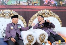 Gubernur Serahkan Bantuan Rp12 Miliar Lebih pada HUT ke-63 Kabupaten Enrekang FOTO: Kiri Bupati Muslimin Bando dan Gubernur Sulawesi Selatan Andi Sudirman Sulaiman di HUT ke-63 Kabupaten Enrekang.