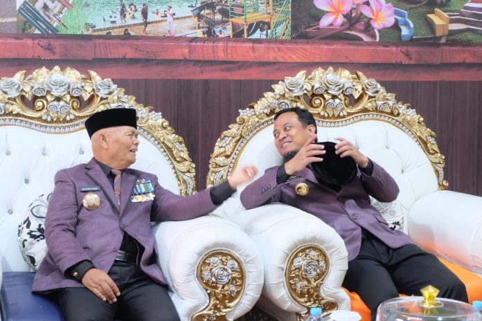 FOTO: Kiri Bupati Muslimin Bando dan Gubernur Sulawesi Selatan Andi Sudirman Sulaiman di HUT ke-63 Kabupaten Enrekang.