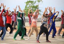 Jumat Pagi, TNI Polri dan Pemda Berbaur Senam Bersama di Pantai Merpati FOTO: Bupati Andi Utta bersama ASN Pemkab, Polri dan TNI gelar senam pagi di pantai yang berada di kota Bulukumba. Jumat (24/2)