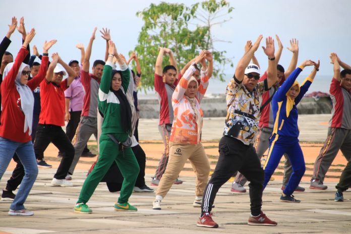 FOTO: Bupati Andi Utta bersama ASN Pemkab, Polri dan TNI gelar senam pagi di pantai yang berada di kota Bulukumba. Jumat (24/2)