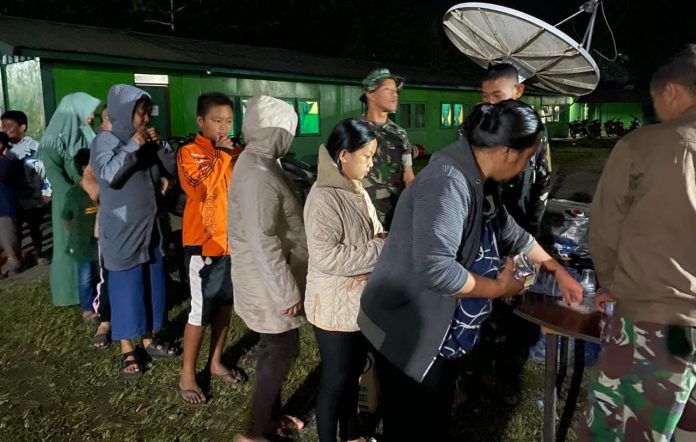 FOTO: Anggota Kodim Kodim 1702/JWY membuka Posko dan dapur umum di Makodim 1702/JWY, Posko dan dapur umum ditujukan bagi pengungsi kerusuhan wamena yang tersebar diwilayah itu.(24/02/2023)