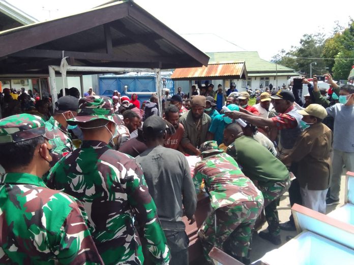 FOTO: Kodim 1702/JWY Bantu Proses Persemayaman dan Pemakaman 9 Jenazah Korban Kerusuhan Wamena