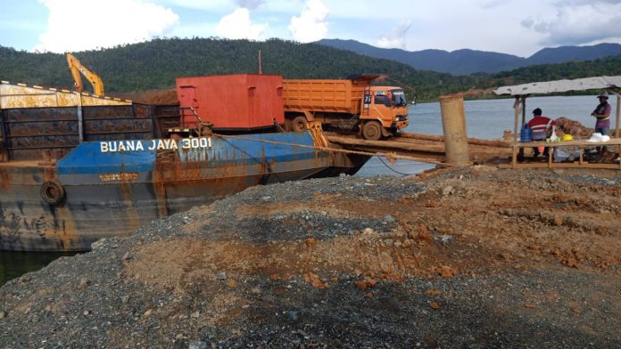 FOTO: Aktivitas pengapalan ore nikel di Terminal Khusus PT Citra Lampia Mandiri (CLM) direkam Minggu (25/2). (Property Kejam Sulsel)