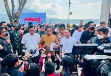 Presiden Jokowi: Ajang Internasional Pacu Pertumbuhan Ekonomi Daerah FOTO: Presiden Jokowi memberikan keterangan pers usai menyaksikan F1 Powerboat, di Danau Toba, Sumut, Minggu (26/02/2023). (Foto: BPMI Setpres)