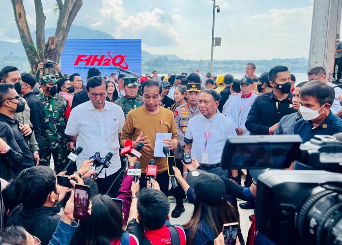 FOTO: Presiden Jokowi memberikan keterangan pers usai menyaksikan F1 Powerboat, di Danau Toba, Sumut, Minggu (26/02/2023). (Foto: BPMI Setpres)