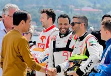 Presiden dan Ibu Negara Nonton F1H2O Powerboat di Danau Toba FOTO: Presiden Jokowi saat menemui juara balap F1H2O/Powerboat di Pelabuhan Muliaraja Napitupulu Balige, Kabupaten Toba, Sumatra Utara, Minggu (26/02/2023).