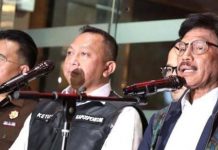 Lembaga Anti Rasuah: Bila Terbukti Penyidik Kejagung Tetapkan GAP Kerabat Menkominfo Jadi Tersangka FOTO: Menteri Komunikasi dan Informatika (Menkominfo) Johnny G Plate memberikan keterangan usai menjalani pemeriksaan di Gedung Bundar Jampidsus, Kejaksaan Agung, Jakarta, Selasa (14/2/2023). Johnny G Plate berpeluang kembali diperiksa Kejaksaan Agung/TRIBUNNEWS/IRWAN RISMAWAN