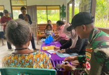 Satgas Yonif 132/BS dan Puskesmas Arso Berikan Pelayanan Kesehatan Gratis Kepada Masyarakat Papua FOTO: Satgas Yonif 132/BS Pos Arsokota dan Puskesmas Arso menggelar kegiatan pelayanan kesehatan melalui kegiatan Pos Pembinaan Terpadu (Posbindu) di Kampung Arsokota, Distrik Arso, Kabupaten Keerom, Provinsi Papua, Senin (27/02/2023).