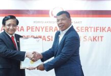 Didampingi Direktur RSUD, Bupati Andi Utta Terima Sertifikat Akreditasi Paripurna dari KARS FOTO: Kiri Sekretaris Eksekutif KARS dr. Djoti Atmodjo, Sp.A, MARS, Fisqua saat menyerahkan Sertifikat Akreditasi Paripurna atau Bintang Lima untuk Rumah Sakit Umum Daerah (RSUD) H. Andi Sulthan Daeng Radja kepada Bupati Bulukumba di Kantor Komite Akreditasi Rumah Sakit (KARS) di Jakarta, Senin 27 Februari 2023.