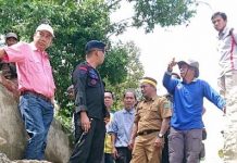 Bersama Petani Lutra, Tim PUTR dan Legislator Sulsel Andi Syafiuddin Tinjau Saluran Irigasi Rusak FOTO: Anggota DPRD Prov Sulsel, Andi Syafiuddin bersama Tim PUTR Prov Sulsel tinjau Irigasi Rusak di Masamba, Selasa (28/02).