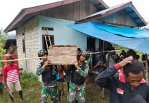 Implementasi Kepedulian Antar Sesama, Satgas Pamtas Yonif 132/BS Bantu Prosesi Pemakaman Masyarakat FOTO: Satgas Pamtas Yonif 132/BS membantu prosesi pemakaman salah satu masyarakat yang meninggal Di Kampung Kalimao, Distrik Waris, Kabupaten Keerom, Provinsi Papua, Selasa (28/02/2023).