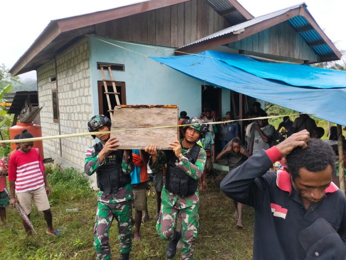 FOTO: Satgas Pamtas Yonif 132/BS membantu prosesi pemakaman salah satu masyarakat yang meninggal Di Kampung Kalimao, Distrik Waris, Kabupaten Keerom, Provinsi Papua, Selasa (28/02/2023).