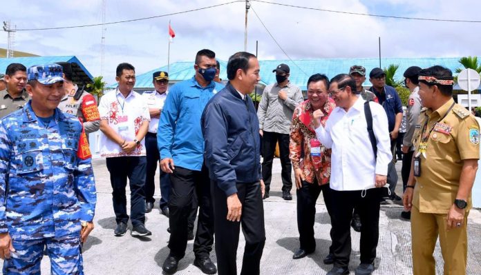 FOTO: Presiden Jokowi dan Ibu Iriana Jokowi tiba di Pangkalan TNI AU Anang Busra, Tarakan, Kaltara, Selasa (28/02/2023). (Foto: BPMI Setpres)