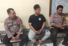 Soal Polisi Gadungan, Dansat Brimob Polda Sulsel Himbau ke Masyarakat Bila ada Mengaku Anggota Polri Datangi Kantornya FOTO: Polisi gadungan Haerul diamankan di Mapolsek Tamalate, Makassar, Kamis (23/2/2023) dini hari. Lima tahun jadi brimob gadungan, identitas Haerul terbongkar setelah istri datangi Polda untuk memastikan besaran gaji suaminya/Polsek Tamalate