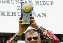 Pertama Kalinya, Bupati Andi Utta Terima Piala Adipura FOTO: Bupati Bulukumba Andi Muchtar Ali Yusuf saat mengangkat Piala Adipura Tahun 2022 kategori kota kecil