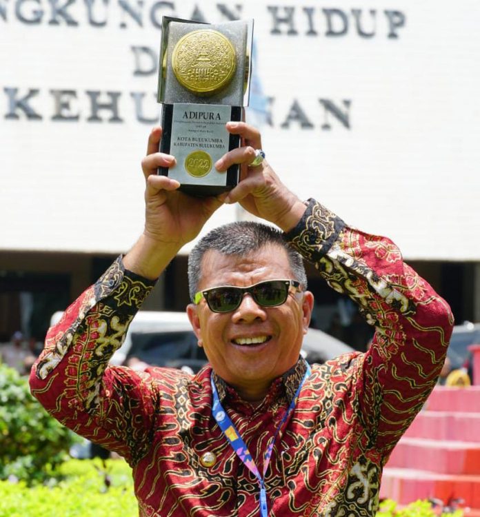 FOTO: Bupati Bulukumba Andi Muchtar Ali Yusuf saat mengangkat Piala Adipura Tahun 2022 kategori kota kecil