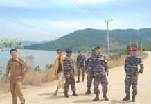 Prajurit Marinir Mendampingi Kegiatan Pengukuran Tanah Peruntukan Pos TNI AL Lampia FOTO: Letda laut (T) Yosef Rusuk Dasa bersama 9 anggota Pos TNI AL Lampia, didampingi Kepala Desa Harapan, Mustakin dan Kepala Dusun Desa Harapan Bapak La Oli Alwi mengunjungi lokasi yang bakal dibangun Pos TNI AL Lampia. Senin (27/02/2023).