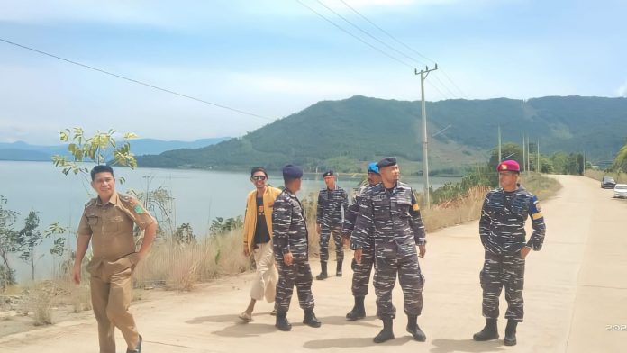 FOTO: Letda laut (T) Yosef Rusuk Dasa bersama 9 anggota Pos TNI AL Lampia, didampingi Kepala Desa Harapan, Mustakin dan Kepala Dusun Desa Harapan Bapak La Oli Alwi mengunjungi lokasi yang bakal dibangun Pos TNI AL Lampia. Senin (27/02/2023).