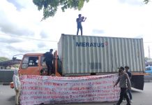 Kembali Datangi Gedung Dewan, Kejam Desak Copot Sekwan dan Ketua DPRD Sulsel FOTO: Komite Jaringan Aktivis Mahasiswa Sulawesi Selatan (KEJAM Sulsel), Menggelar aksi unjuk rasa (Unras) jilid II Sebagai bentuk dukungan supremasi hukum di depan DPRD Sulsel dan kawasan play over, Kota Makassar. Selasa (28/2).