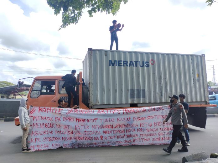 FOTO: Komite Jaringan Aktivis Mahasiswa Sulawesi Selatan (KEJAM Sulsel), Menggelar aksi unjuk rasa (Unras) jilid II Sebagai bentuk dukungan supremasi hukum di depan DPRD Sulsel dan kawasan play over, Kota Makassar. Selasa (28/2).