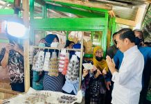Presiden Jokowi Cek Harga Kebutuhan Pokok di Pasar Baleendah FOTO: Presiden Jokowi mengunjungi Pasar Baleendah, Bandung, Jabar, Minggu (05/03/2023). (Foto: BPMI Setpres/Laily Rachev)