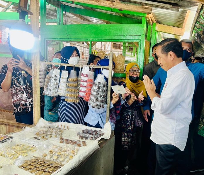 FOTO: Presiden Jokowi mengunjungi Pasar Baleendah, Bandung, Jabar, Minggu (05/03/2023). (Foto: BPMI Setpres/Laily Rachev)