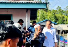 Di Kaltara Presiden Kunjungi Perkampungan Nelayan dan Groundbreaking PLTA Induk Mentarang FOTO: Presiden Jokowi saat berada di Perkampungan nelayan di Tanjung Pasir, Pasar Tenguyun, Kota Tarakan.