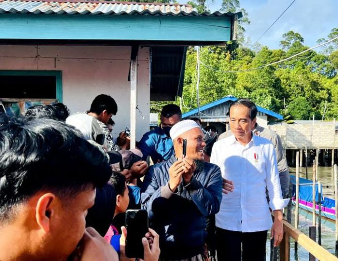 FOTO: Presiden Jokowi saat berada di Perkampungan nelayan di Tanjung Pasir, Pasar Tenguyun, Kota Tarakan.