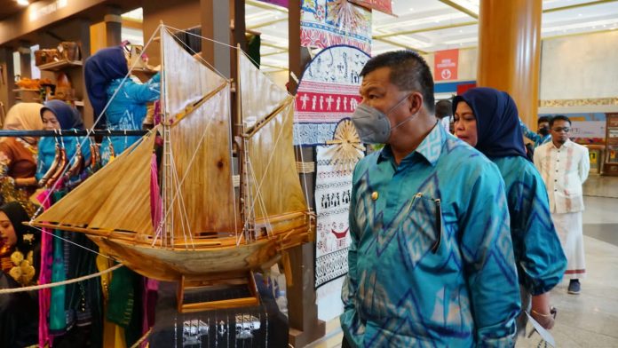 FOTO: Bupati Andi Muchtar Ali Yusuf dan Ketua Dekranasda Bulukumba Andi Herfida Attas di Pameran kerajinan terbesar di Asia Tenggara bertajuk Inacraft kembali dilaksanakan di Jakarta Convention Center, mulai 1-5 Februari 2023.