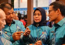 Inacraft 2023, Tenun Kajang dan Pinisi Bulukumba Terpajang Stand Utama Sulawesi Selatan FOTO: Kiri Bupati Bulukumba dan Menteri Pariwasata dan Ekonomi Kreatif, Sandiaga Salahuddin Uno di Pameran kerajinan terbesar di Asia Tenggara bertajuk Inacraft kembali dilaksanakan di Jakarta Convention Center, mulai 1-5 Februari 2023.