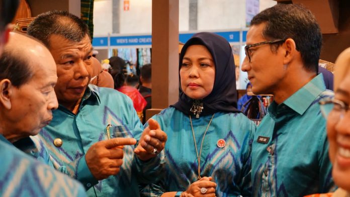 FOTO: Kiri Bupati Bulukumba dan Menteri Pariwasata dan Ekonomi Kreatif, Sandiaga Salahuddin Uno di Pameran kerajinan terbesar di Asia Tenggara bertajuk Inacraft kembali dilaksanakan di Jakarta Convention Center, mulai 1-5 Februari 2023.