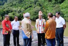 Presiden Jokowi: PLTA Mentarang Induk Tunjukkan Kerja Sama Indonesia dan Malaysia FOTO: Presiden Jokowi dan para menteri usai menghadiri groundbreaking proyek PLTA Mentarang Induk PT Kayan Hydropower Nusantara, di Malinau, Kaltara, Rabu (01/03/2023). (Foto: BPMI Setpres/Rusman)