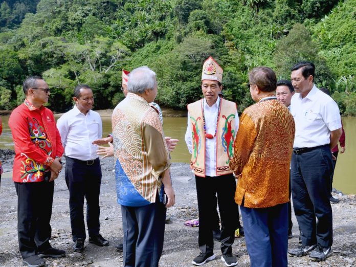 FOTO: Presiden Jokowi dan para menteri usai menghadiri groundbreaking proyek PLTA Mentarang Induk PT Kayan Hydropower Nusantara, di Malinau, Kaltara, Rabu (01/03/2023). (Foto: BPMI Setpres/Rusman)