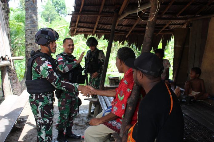 FOTO: Satgas Yonif 132/BS Pos Arsokota secara rutin melaksanakan kegiatan komunikasi sosial secara humanis di desa binaan kampung Kwimi Distrik Arso kab.Keerom prov.Papua Kamis (02/03/2023).