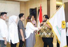 Zaskia Rezki Maulidina Terpilih Sebagai Ketua Umum Hipmi PT Sulsel FOTO: Zaskia Rezki Maulidina saat menerima pataka Hipmi PT