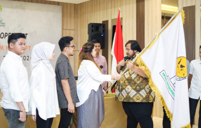 FOTO: Zaskia Rezki Maulidina saat menerima pataka Hipmi PT