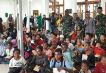 Pangdam XVII/Cenderawasih Berikan Bantuan Kepada Pengungsi di Makodim 1702/JWY FOTO: Pangdam XVII/Cenderawasih Mayor Jenderal TNI Muhammad Saleh Mustofa memberikan bantuan kepada pengungsi, bertempat di Markas Kodim 1702/JWY Jl. Yos Sudarso, Distrik Wamena, Kabupaten Jayawijaya, Provinsi Papua Pegunungan, Kamis (02/03/2023).