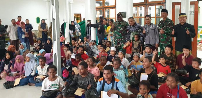 FOTO: Pangdam XVII/Cenderawasih Mayor Jenderal TNI Muhammad Saleh Mustofa memberikan bantuan kepada pengungsi, bertempat di Markas Kodim 1702/JWY Jl. Yos Sudarso, Distrik Wamena, Kabupaten Jayawijaya, Provinsi Papua Pegunungan, Kamis (02/03/2023).