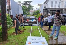 Palsukan Sertipikat Tanah Erwansyah Ditetapkan Tersangka Penyidik Mabes Polri FOTO: Tim penyidik Mabes Polri didampingi pihak kelurahan Tombolo, Personil Polsek Sombo Opu dan Sekertaris Kecamatan Somba Opu serta ahli waris saat memasang papan bicara di kawasan Citra land Gowa. Rabu (1/3).