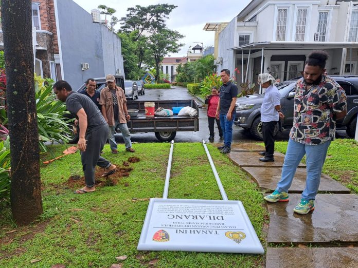 FOTO: Tim penyidik Mabes Polri didampingi pihak kelurahan Tombolo, Personil Polsek Sombo Opu dan Sekertaris Kecamatan Somba Opu serta ahli waris saat memasang papan bicara di kawasan Citra land Gowa. Rabu (1/3).