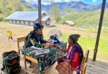 Jelang HUT Kostrad, Satgas YR 321/GT Gelar Pengobatan Gratis di Papua Pegunungan FOTO: Dalam rangka HUT ke-62 Kostrad, Satgas Yonif Raider 321/GT/13/1 Kostrad Pos Kotis Mbua memberikan pelayanan kesehatan kepada masyarakat melalui program pengobatan massal dan pemberian obat secara gratis bertempat di Distrik Mbua, Kabupaten Nduga, Papua. Sabtu (04/03/23).