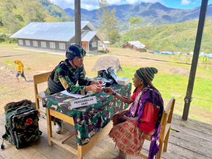 FOTO: Dalam rangka HUT ke-62 Kostrad, Satgas Yonif Raider 321/GT/13/1 Kostrad Pos Kotis Mbua memberikan pelayanan kesehatan kepada masyarakat melalui program pengobatan massal dan pemberian obat secara gratis bertempat di Distrik Mbua, Kabupaten Nduga, Papua. Sabtu (04/03/23).