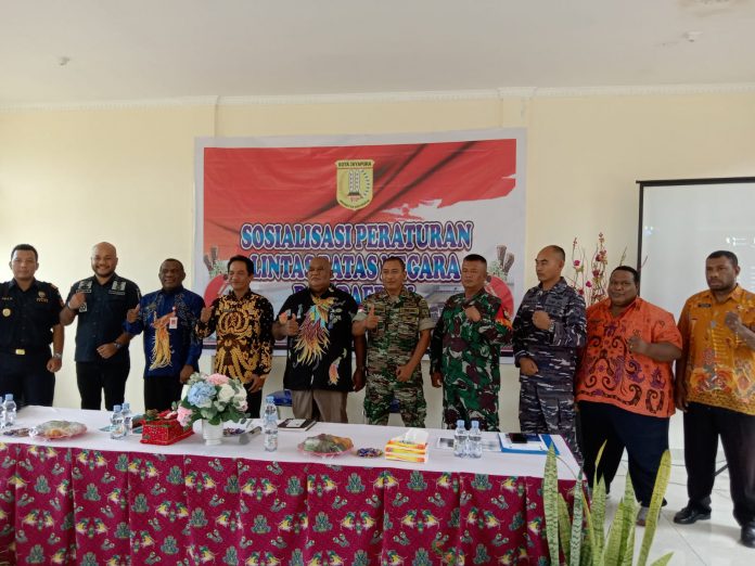 FOTO: Satgas Pamtas Yonif 132/BS memberikan sosialisasi tentang Peraturan Lintas Batas Negara dan Daerah di Kantor Balai Badan Perbatasan Negara Skouw, Distrik Muara Tami, Kota Jayapura, Provinsi Papua, Sabtu (04/03/2023).