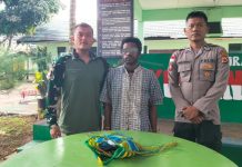 Satgas Pamtas RI-PNG Tangkap WNA Bawa Amunisi Tajam FOTO: Mayor Inf Zulfikar Rakita Dewa selaku Wadan Satgas Pamtas RI-PNG Yonif 132/BS menyerahkan pelaku dan barang bukti kepada pihak Kepolisian Sektor Skouw. Sabtu (4/3)