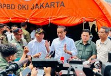 Presiden Jokowi Perintahkan untuk Pindahkan Depo Pertamina ke Pulau Reklamasi Jakarta FOTO: Presiden Presiden Joko Widodo saat memberi keterangan persnya di permukiman warga yang terdampak akibat terbakarnya Terminal BBM Pertamina Plumpang, Jakarta Utara, Minggu (5/3) pagi.