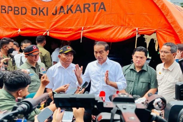 FOTO: Presiden Presiden Joko Widodo saat memberi keterangan persnya di permukiman warga yang terdampak akibat terbakarnya Terminal BBM Pertamina Plumpang, Jakarta Utara, Minggu (5/3) pagi.