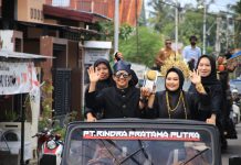 Piala Adipura Diarak Keliling Kota, Ketua DPRD Apresiasi Kinerja Bupati dan Wakil Bupati FOTO: Kegiatan arak-arakan piala Adipura di kabupaten Bulukumba. Senin (6/3)