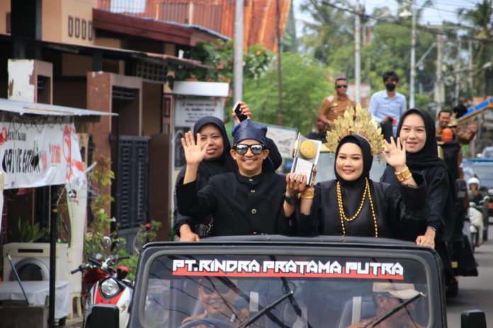 FOTO: Kegiatan arak-arakan piala Adipura di kabupaten Bulukumba. Senin (6/3)